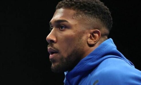 Anthony Joshua lirohet nga spitali dhe nderon miqtë e ndjerë pas aksidentit tragjik