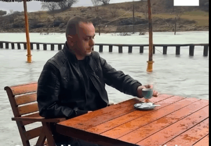 Me ujin deri në gjunjë e në shi, qytetari del pi kafe mes përmbytjesh në Mal të Zi