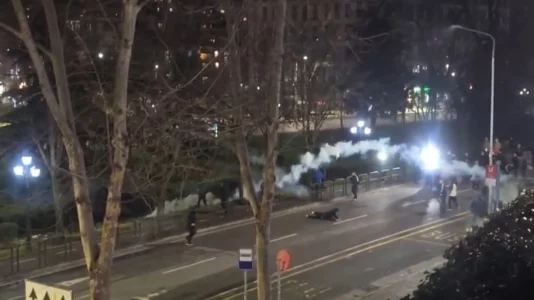 Protestuesi në Shqipëri goditet me bombul gazlotsjellës në kokë