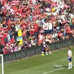 Futbollisti i Prestonit emocionon të gjithë, vendos lule para tifozëve të Liverpoolit për Diogo Jotan