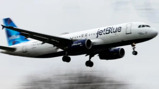 Incident i rrezikshëm: Avioni i JetBlue shmang përplasjen me cisternën e Forcave Ajrore Amerikane