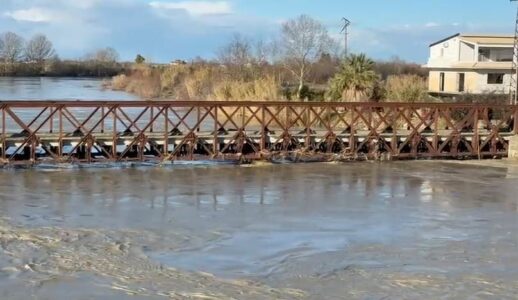 Vërshimet në Shqipëri, lumi Vjosa del sërish nga shtrati