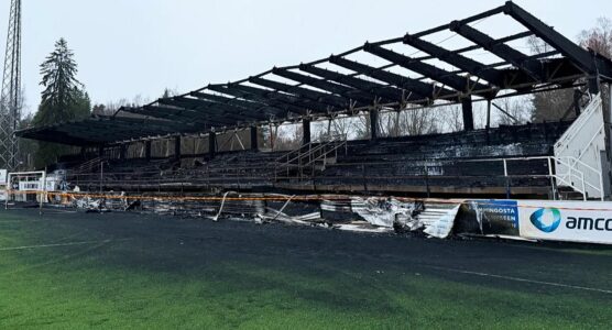Stadiumi ku luan një futbollist kosovar u përfshi nga zjarri