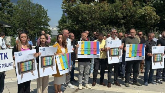 ‘‘RTK është e popullit, jo e politikës’, punonjësit e RTK-së protestojnë për paga dhe buxhet