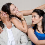 E konfirmon psikologia: Më shumë të xhelozojnë të afërmit, sesa ata që s’të njohin