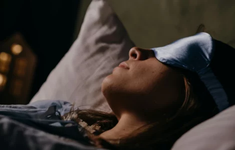 E thotë studimi: Errësira e dhomës mund të ndikojë në shëndet