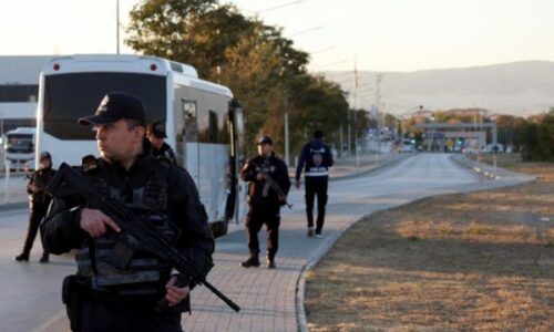 Turqia arreston 115 pjesëtarë të dyshuar të IS-it që “planifikonin sulme për Vitin e Ri”