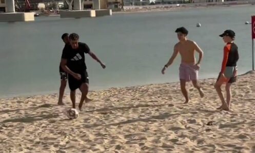 Lamine Yamal befason fëmijët në Dubai, luan me ta futboll në plazh