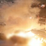 Momenti kur protestuesit i plas molotovi në këmbë, përfshihet nga flakët (VIDEO)