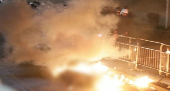 Momenti kur protestuesit i plas molotovi në këmbë, përfshihet nga flakët (VIDEO)