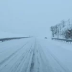 Vështirësi kalimi në dy rrugë që çojnë drejt kufirit