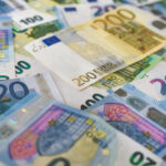 Deponohen mbi 1 mijë euro të falsifikuara në dy banka të vendit