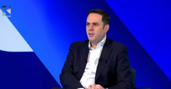 Abdixhiku: Udhëheqësit e VV-së s’kanë kauzë politike, ata mbesin gjallë me sharje e fyerje