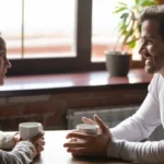 Psikologët zbulojnë: Këto pyetje e bëjnë takimin e parë të paharrueshëm