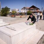 Dy ditë pasi kërkoi falje për fyerjet ndaj UÇK’së, Basha përkulet në Prekaz