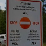 Kërcënimet e Vuçiqit, KFOR vendos tabela paralajmëruese në kufi me Serbinë: Kemi vendosur shenja që të zvogëlohet rreziku i kalimeve të paqëllimshme