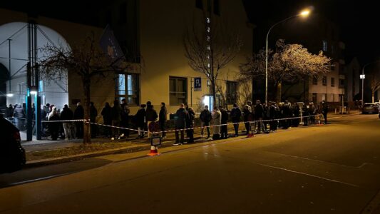 Sa ishte numri i personave që votuan në 25 përfaqësi diplomatike?