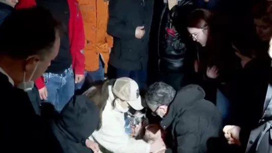 I riu humb ndjenjat nga gazi lotsjellës në protestë, transportohet për tek Trauma