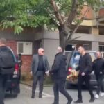 Përfundon bastisja tek banesa e Fatmir Shehollit, hetuesit dalin me numër të madh të dokumenteve