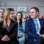 Biznesi me energji elektrike i bashkëshortes: Abdixhiku lëshohet në sulme e akuza ndaj gazetarëve