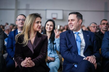 Biznesi me energji elektrike i bashkëshortes: Abdixhiku lëshohet në sulme e akuza ndaj gazetarëve