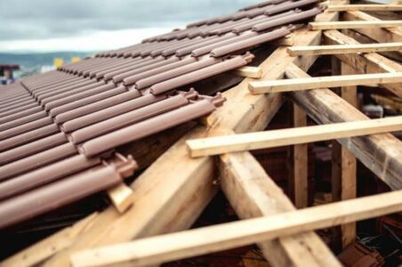 Tragjike: Ra aksidentalisht nga çatia e shtëpisë, vdes 49-vjeçari në Shkodër