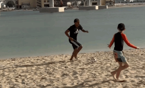 “Dhuratë për Krishtlindje”, Yamal luan futboll me fëmijët në plazhet e Dubait