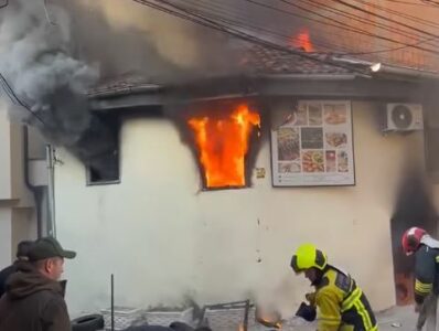 Zjarrfikësit në vendngjarje, pamje të zjarrit në Prizren që i mori jetën një fëmije