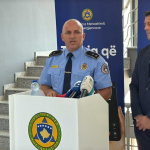 Sinan Vllasaliu publikon këngën “Emri Yt”