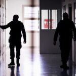 Pezullohet një zyrtar korrektues, dyshohet se ka shtënë me armë me gaz