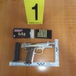 Arrestohet një 26-vjeçar për armëmbajtje pa leje në Mitrovicë, i konfiskohet pistoleta me 28 fishekë