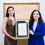 DUA LIPA pranon shtetësinë e Republikës së Kosovës nga presidentja Osmani