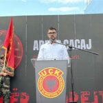 Djali i dëshmorit Arbër Cacaj me fjalë prekëse në protestë: Nëse babai im është kriminel, ejani m’i lidhni duart