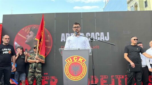 Djali i dëshmorit Arbër Cacaj me fjalë prekëse në protestë: Nëse babai im është kriminel, ejani m’i lidhni duart