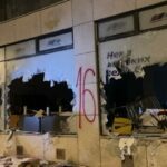 Pamje nga “Rruga e Kosovës” në Novi Sad, raportohet se janë demoluar krejtësisht zyrat e partisë së Vuçiq