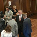 Nenad Rashiq i afrohet PDK-së para nisjes së seancës, nisen në byfe bashkë me Memli Krasniqin