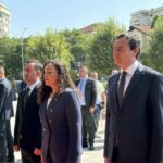 Krerët e shtetit: Vjosa Osmani, Albin Kurti dhe Dimal Basha në homazhe te Monumenti i Personave të Zhdukur