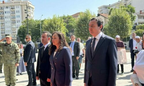 Krerët e shtetit: Vjosa Osmani, Albin Kurti dhe Dimal Basha në homazhe te Monumenti i Personave të Zhdukur