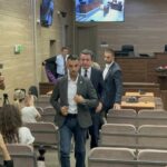 Kurti hesht ndaj pyetjeve për rezervën shtetërore, largohet pa zë nga gjykata
