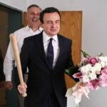 Kurti me stupc në ‘krah’ i shkon për vizitë Osman Azemit, Mefi ia ‘ruan shpinën’