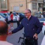 Shaqir Totaj shkon me biçikletë në një tubim zgjedhor në Prizren