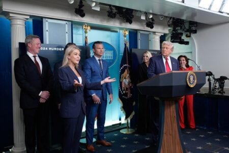 Shtëpia e Bardhë: Trump nuk ka frikë të përdorë forcën ushtarake kundër Iranit