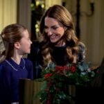 Kate Middleton dhe Princesha Charlotte surprizojnë me duet në piano në shërbesën e Krishtlindjes