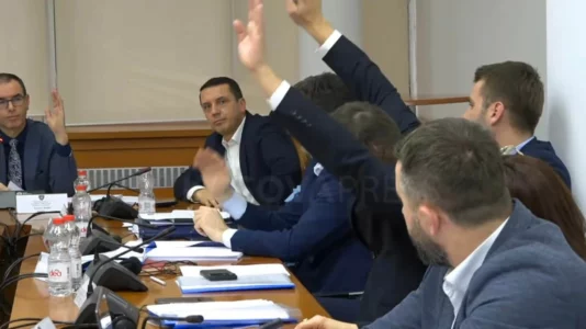 Deputeti i VV-së vazhdon me veprime kundër ish-krerëve të UÇK-së, me dy duar voton kundër mbështetjes financiare