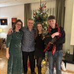 Portret familjar nga ambasadori britanik, Jonathan Hargreaves uron Krishtlindjen