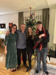 Portret familjar nga ambasadori britanik, Jonathan Hargreaves uron Krishtlindjen