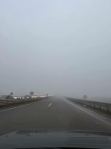 Mjegulla vështirëson qarkullimin, policia apelon shoferët të bëjnë kujdes