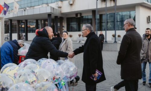 Bedri Hamza ua shpërndan fletushkat me pesë zotimet kryesore qytetarëve të Ferizaj