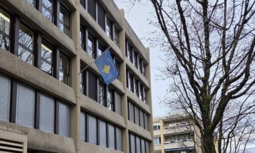 Flamuri i Kosovës në gjysmështizë në ambasadën e Zvicrës pas tragjedisë në Crans-Montana