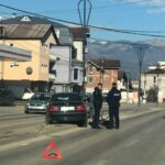 Një person i lënduar në Pejë pas përplasjes nga një veturë